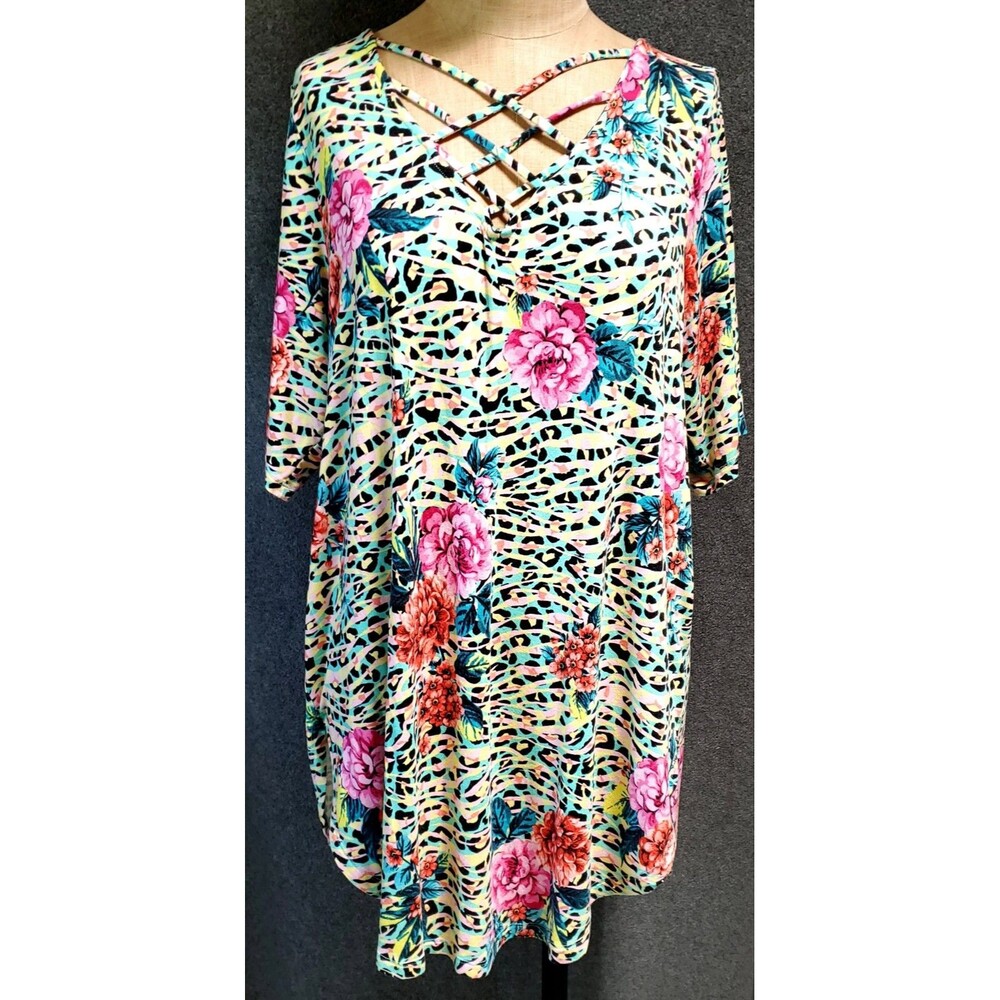 Torrid Super Soft Women's Tunic Shirt Top V Neck Floral Size 2 Short Sleeve